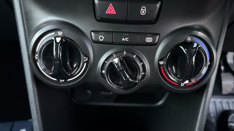 Peugeot 208 1.2 PureTech 82 Signature 5dr [Start Stop] Petrol Hatchback